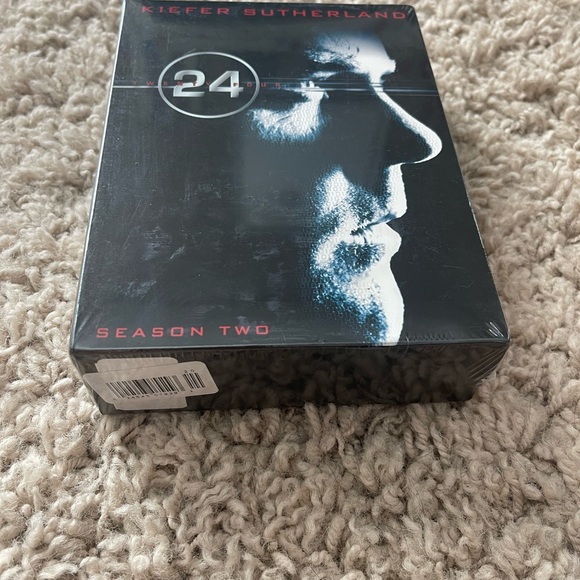 24 Season 1 & 2 DVD set - Picture 2 of 5